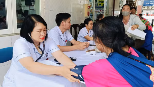 Các y, bác sĩ khám bệnh cho người dân xã Than Uyên. (Ảnh: TRẦN TUẤN)