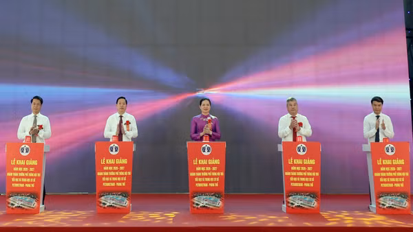 Đồng chí Hà Thị Nga, Ủy viên Trung ương Đảng, Phó Chủ tịch - Tổng Thư ký Ủy ban Trung ương Mặt trận Tổ quốc Việt Nam và lãnh đạo tỉnh Lai Châu cùng các đại biểu thực hiện nghi thức nhấn nút khánh thành Trường nội trú liên cấp Petrovietnam-Phong Thổ. (Ảnh: TRẦN TUẤN)