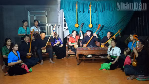 Câu lạc bộ đàn tính hát then của xã Than Uyên nơi bảo tồn và giữ gìn bản sắc văn hóa dân tộc Thái. (Ảnh: Trần Tuấn)