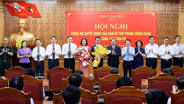 Ban Thường vụ Tỉnh ủy Lai Châu tặng hoa chúc mừng hai đồng chí được Ban Bí thư chuẩn y tham gia Ban Thường vụ nhiệm kỳ 2025-2030. (Ảnh: Trần Tuấn)