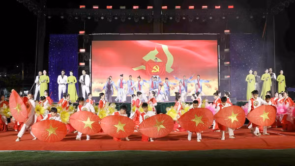 Chương trình nghệ thuật chào mừng Tết Độc lập ở Than Uyên (Ảnh: Trần Tuấn)