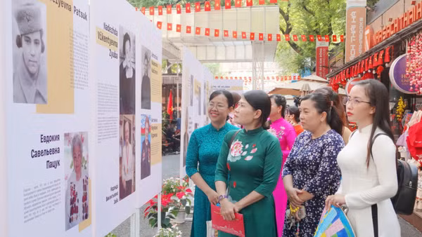 Khách tham quan triển lãm “Nét đẹp phụ nữ Việt Nam và Belarus” tại Đường sách Thành phố Hồ Chí Minh. (Ảnh: VÕ MẠNH HẢO)