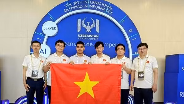 Từ trái sang phải: Thầy Đỗ Phan Thuận, Trưởng đoàn; Nguyễn Khánh Phúc; Nguyễn Bùi Đức Dũng; Đặng Huy Hậu; Nguyễn Hữu Tuấn; thầy Đỗ Đức Đông, Phó Trưởng đoàn