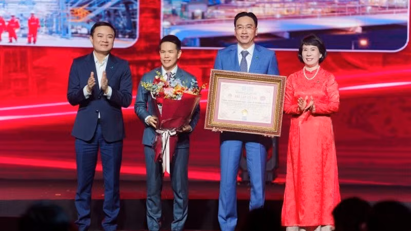 Tiến sĩ Nguyễn Hoàng Anh, Phó Chủ tịch VietKings, Tổng thư ký Liên minh Kỷ lục Thế giới (WorldKings) đại diện trao tặng bằng Kỷ lục Việt Nam đến ông Nguyễn Thanh Bình, Chủ tịch HĐQT PV GAS và ông Phạm Văn Phong, Tổng Giám đốc PV GAS. Ông Lê Ngọc Sơn, Tổng Giám đốc Petrovietnam đại diện tặng hoa chúc mừng PV GAS