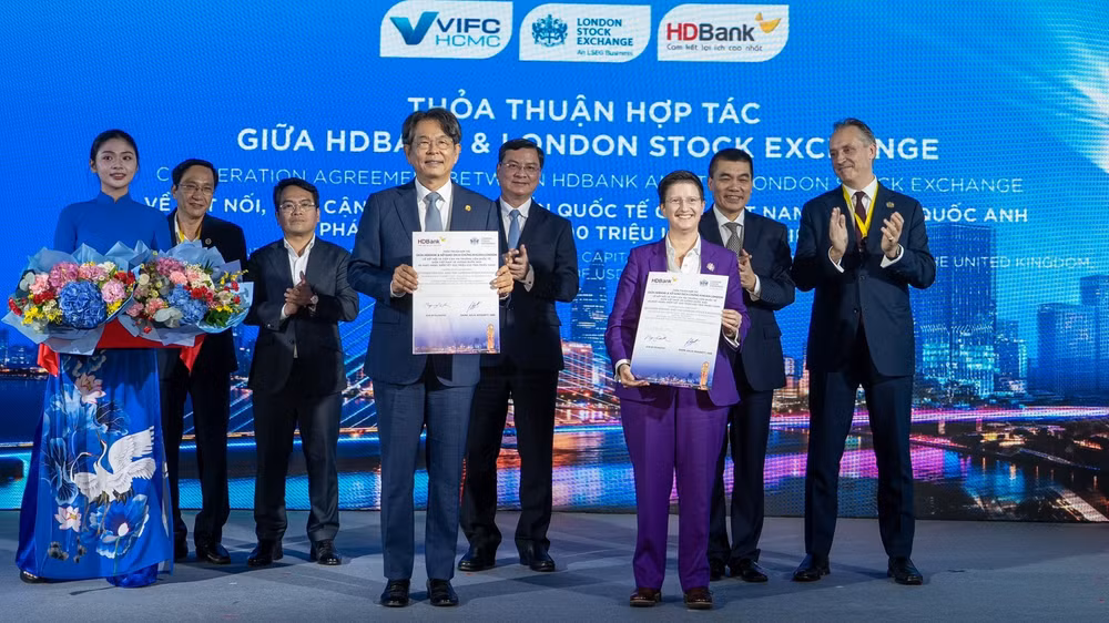 Đại diện lãnh đạo Ngân hàng HD Bank và Sở Giao dịch Chứng khoán London trao thỏa thuận hợp tác. 