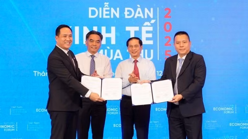 Ông Hà Huy Cường, Phó Tổng Giám đốc Nam A Bank (bìa trái) và đại diện HCMC C4IR ký kết Biên bản ghi nhớ dưới sự chứng kiến của Phó Thủ tướng Bùi Thanh Sơn và ông Nguyễn Lộc Hà - Phó Chủ tịch Thường trực Ủy ban nhân dân Thành phố Hồ Chí Minh.
