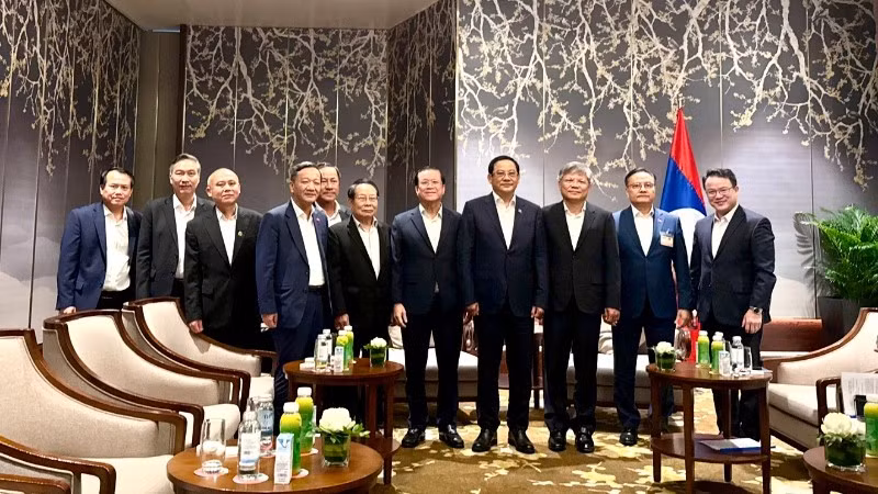 Thủ tướng Chính phủ Lào Sonexay Siphandone cùng lãnh đạo Tập đoàn VRG tại buổi gặp gỡ. 