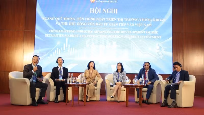 Các đại biểu thảo luận tại Hội nghị “Ngành quỹ trong tiến trình phát triển thị trường chứng khoán và thu hút dòng vốn đầu tư gián tiếp vào Việt Nam”.