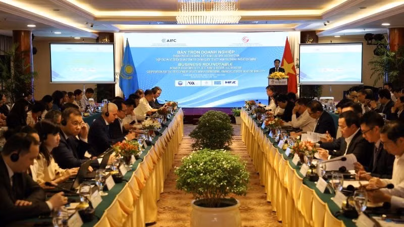 Quang cảnh Bàn tròn Doanh nghiệp Thành phố Hồ Chí Minh và Astana chiều 15/7.