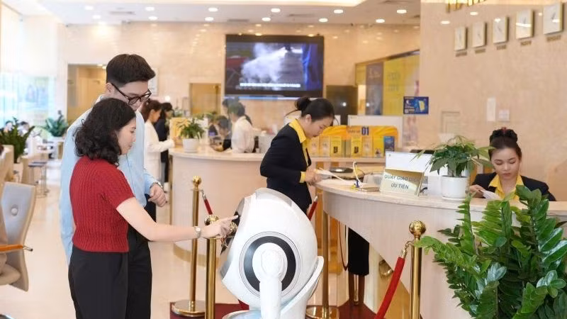 Khách hàng trải nghiệm thanh toán số tại Nam A Bank.