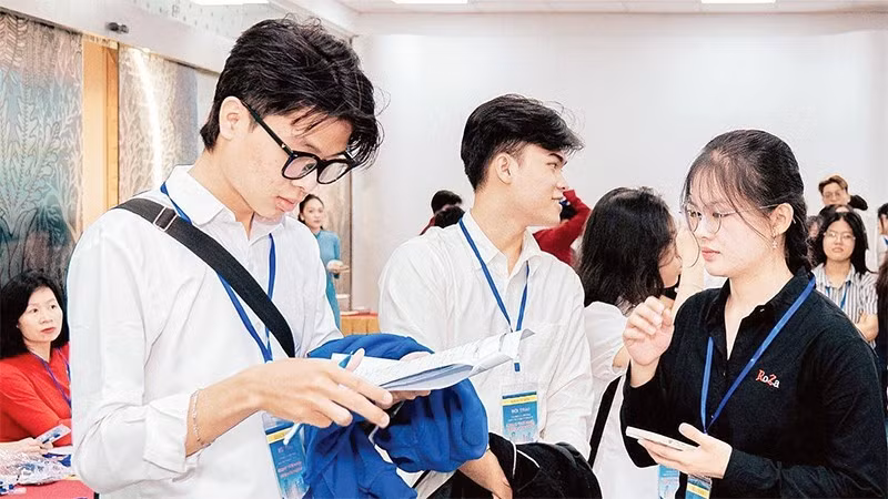 Khách hàng trẻ tìm hiểu thông tin các gói tín dụng hỗ trợ mua nhà.