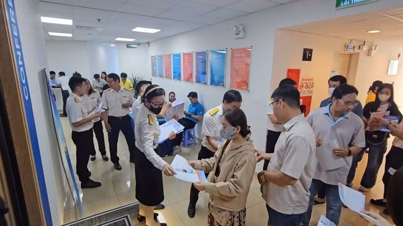 Đại diện Thuế cơ sở 1 Thành phố Hồ Chí Minh phát tài liệu tuyên truyền chính sách thuế đến hộ, cá nhân kinh doanh tại Thành phố Hồ Chí Minh.