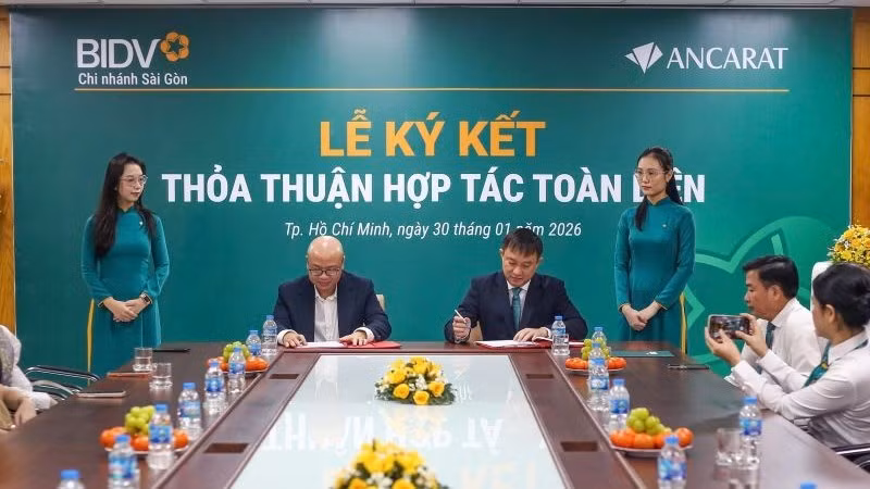 Đại diện ngân hàng BIDV và Công ty Ancarat ký kết hợp tác triển khai tính năng mua bán bạc trực tuyến trên ứng dụng ngân hàng số.