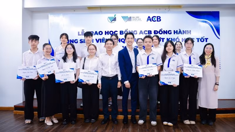 Chủ tịch ACB Trần Hùng Huy trao học bổng cho sinh viên tại Đại học Quốc gia Thành phố Hồ Chí Minh.
