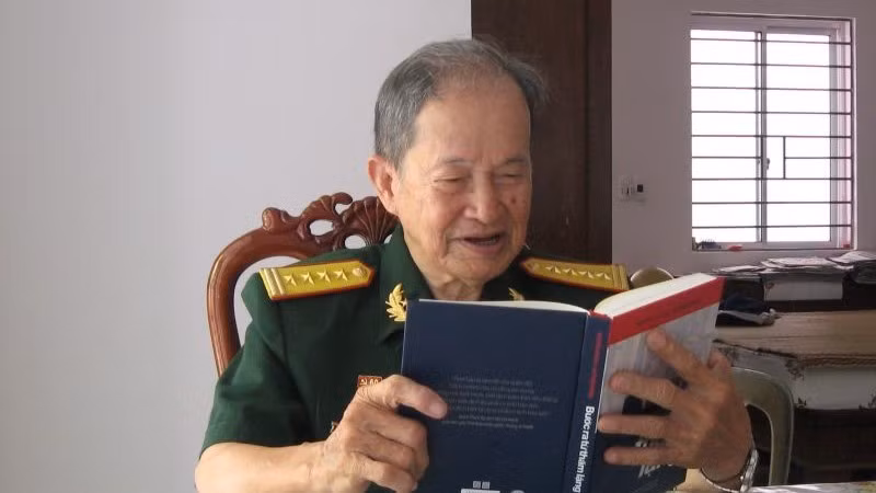 h2-dai-ta-nguyen-van-tau-tu-cang-xem-sach-viet-ve-dong-doi.jpg