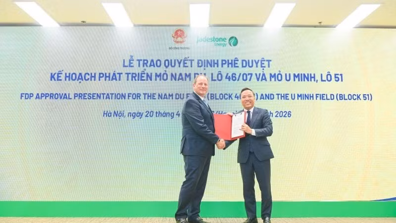 Thứ trưởng Công Thương Nguyễn Hoàng Long trao quyết định phê duyệt phát triển các mỏ cho Công ty Jadestone Energy.
