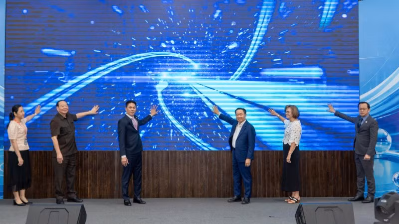Các đại biểu thực hiện nghi thức vận hành nền tảng xúc tiến thương mại trên môi trường số TBSG Business Hub.