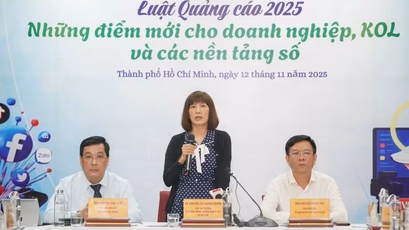 Các đại biểu chủ trì Toạ đàm "Luật Quảng cáo 2025: Những điểm mới cho doanh nghiệp, KOL và các nền tảng số".