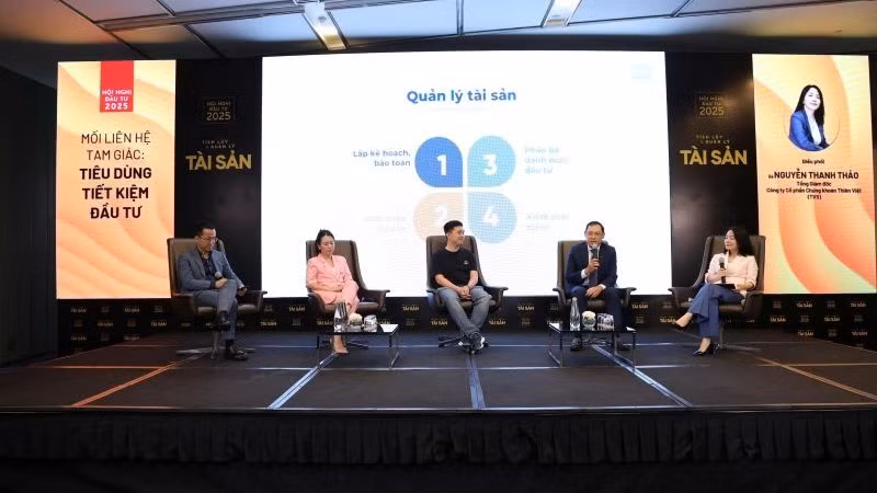 Các diễn giả thảo luận giải pháp tiết kiệm và đầu tư tài sản cá nhân tại hội nghị.