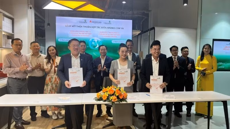 Đại diện lãnh đạo Arobid và Vietcombank), Chi nhánh Thống Nhất và Chi nhánh Tân Bình ký kết thỏa thuận hợp tác chiến lược với chủ đề “Liên minh doanh nghiệp số - Kết nối thịnh vượng Việt Nam".