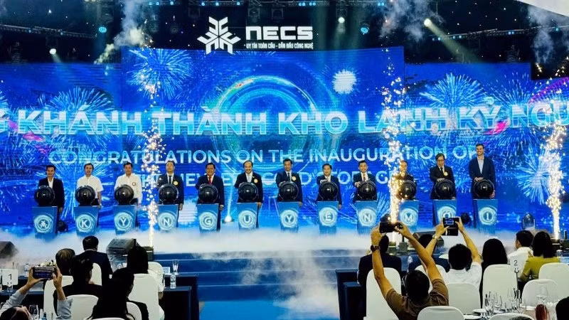 Các đại biểu thực hiện nghi thức khánh thành Kho lạnh Kỷ nguyên mới tại Tây Ninh.