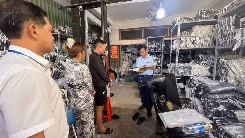 Lực lượng quản lý thị trường tạm giữ toàn bộ số hàng hóa vi phạm.
