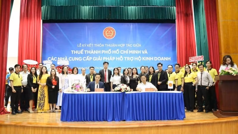 Đại diện lãnh đạo Thuế Thành phố Hồ Chí Minh ký kết với Công ty cổ phần MISA.