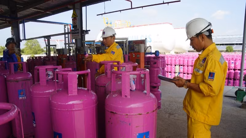 Công nhân sang chiết gas tại trạm chiết Công ty cổ phần kinh doanh LPG Việt Nam (PV GAS LPG miền nam).