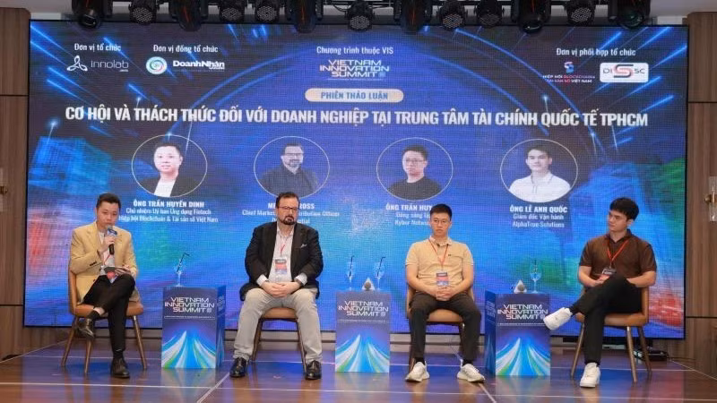 Các chuyên gia tham gia thảo luận “Cơ hội và thách thức cho doanh nghiệp tại Trung tâm tài chính quốc tế Thành phố Hồ Chí Minh”. 