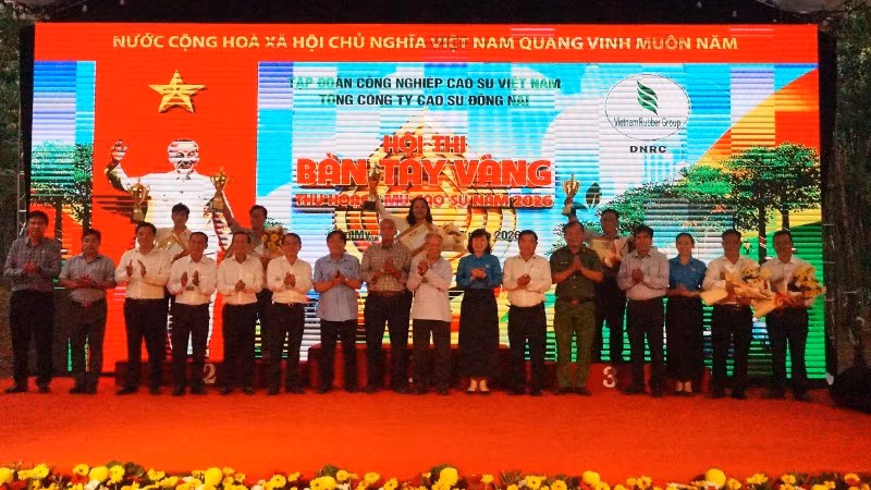 h4-trao-giai-nhat-tap-the-4599.jpg
