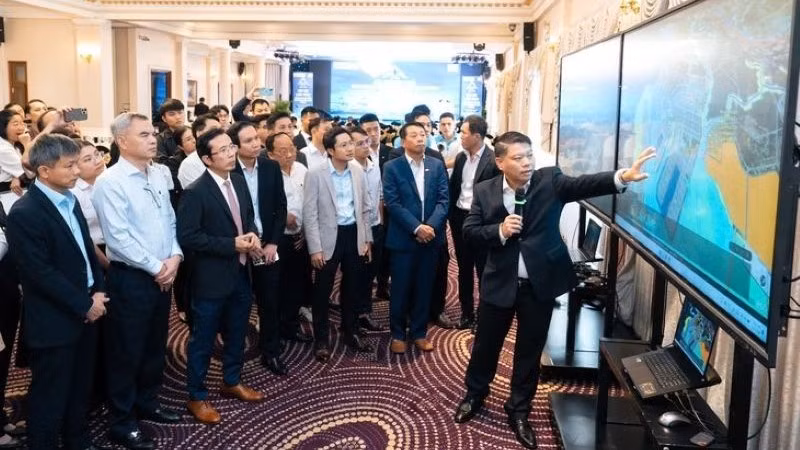 Các đại biểu tham quan quy hoạch khu thương mại tự do tại Thành phố Hồ Chí Minh. (Ảnh: TT)