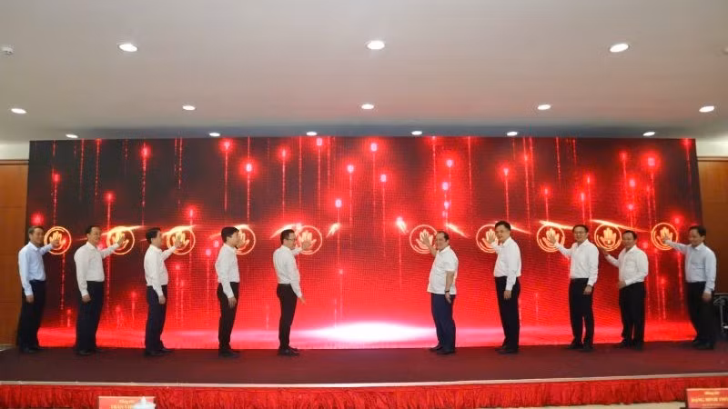 Các đại biểu thực hiện nghi thức phát động Chiến dịch 15 ngày đêm làm sạch, chuẩn hoá dữ liệu tổ chức đảng, đảng viên