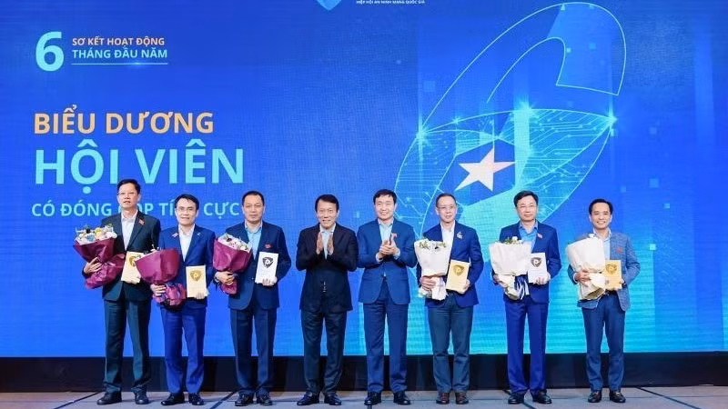 Phó Tổng Giám đốc PV GAS Huỳnh Quang Hải vinh dự được Chủ tịch Hiệp hội An ninh mạng quốc gia – Đại tướng Lương Tam Quang biểu dương tại hội nghị.