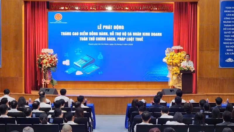 Quang cảnh Lễ phát động “Tháng cao điểm đồng hành, hỗ trợ hộ kinh doanh, cá nhân kinh doanh tuân thủ chính sách, pháp luật thuế”.