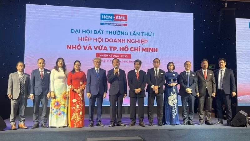Các thành viên Ban Chấp hành mới ra mắt đại hội. 