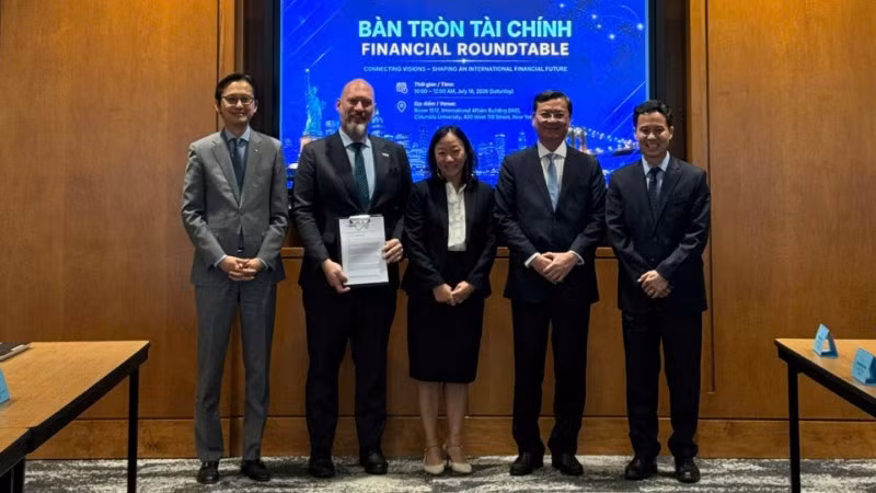 Đại diện Tập đoàn Qualcomm trao Ý định thư cho ông Richard D. McClellan - Tổng Giám đốc VIFC-HCMC.