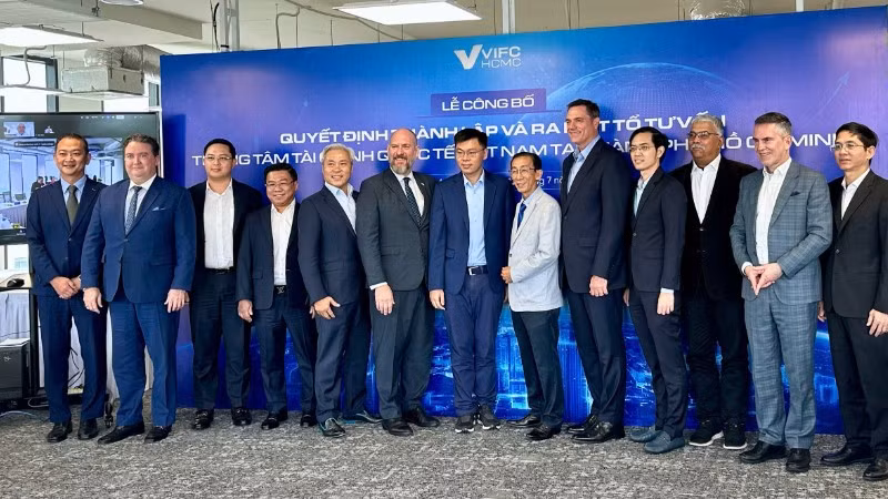 Các thành viên Tổ tư vấn chiến lược Trung tâm Tài chính Quốc tế Việt Nam tại Thành phố Hồ Chí Minh (VIFC-HCMC) ra mắt tại sự kiện diễn ra ngày 12/7 tại Thành phố Hồ Chí Minh.