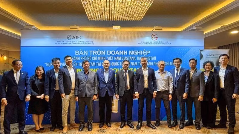 Lãnh đạo Thành phố Hồ Chí Minh và lãnh đạo Trung tâm Tài chính Quốc tế Astana (Kazakhstan) chụp ảnh chung tại Bàn tròn Doanh nghiệp Thành phố Hồ Chí Minh và Astana.