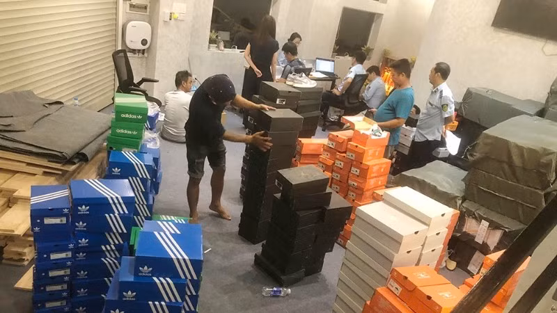 Lực lượng Quản lý thị trường Thành phố Hồ Chí Minh kiểm đếm hàng hóa thời trang giả mạo nhãn hiệu. 