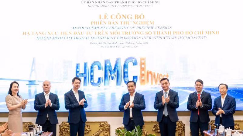 Lãnh đạo Thành phố Hồ Chí Minh, Cục Xúc tiến thương mại và các đại biểu thực hiện nghi thức công bố phiên bản thử nghiệm Hạ tầng Xúc tiến Đầu tư trên môi trường số Thành phố Hồ Chí Minh (HCMCInvest).