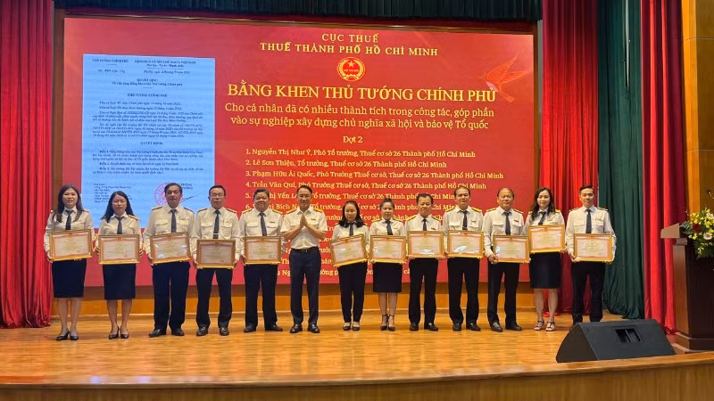 Trao bằng khen của Thủ tướng Chính phủ cho các cá nhân và tập thể Cục Thuế Thành phố Hồ Chí Minh có thành tích trong công tác.