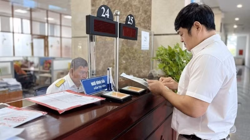 Người nộp thuế làm thủ tục kê khai tại Thuế Thành phố Hồ Chí Minh. (Ảnh: ANH TUẤN)
