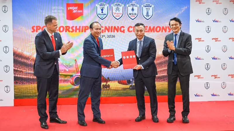 Trao bản thỏa thuận hợp tác giữa Vietjet với ASEAN United FC tại Thành phố Hồ Chí Minh.