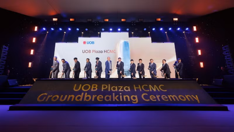 Các đại biểu thực hiện nghi thức khởi công xây dựng tòa tháp văn phòng UOB Plaza tại Thành phố Hồ Chí Minh.