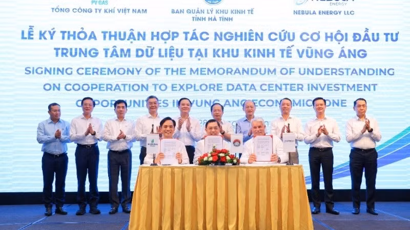 Đại diện PV GAS, Ban Quản lý Khu kinh tế tỉnh Hà Tĩnh và Nebula Energy ký thỏa thuận hợp tác. 