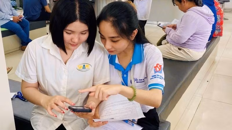 Hướng dẫn người dân làm thủ tục qua cổng dịch vụ công tại Ủy ban nhân dân Quận 1, Thành phố Hồ Chí Minh. 