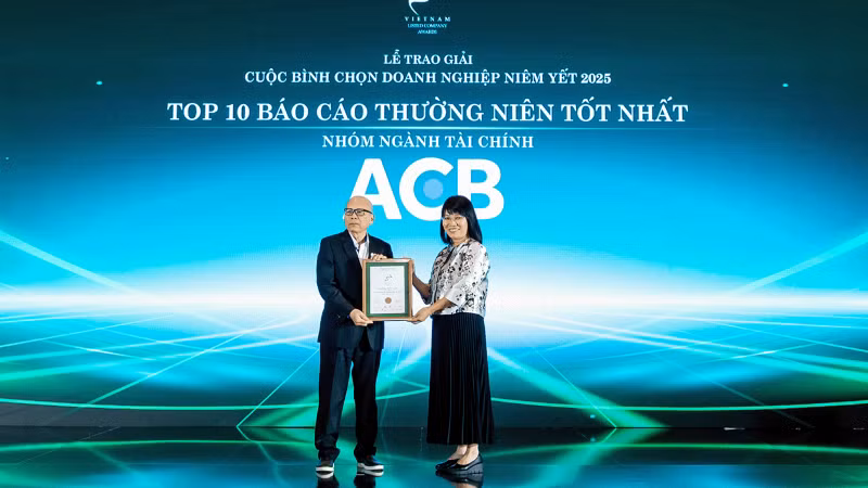 Ông Đàm Văn Tuấn, Phó Tổng Giám đốc ACB nhận giải thưởng tại VLCA 2025.