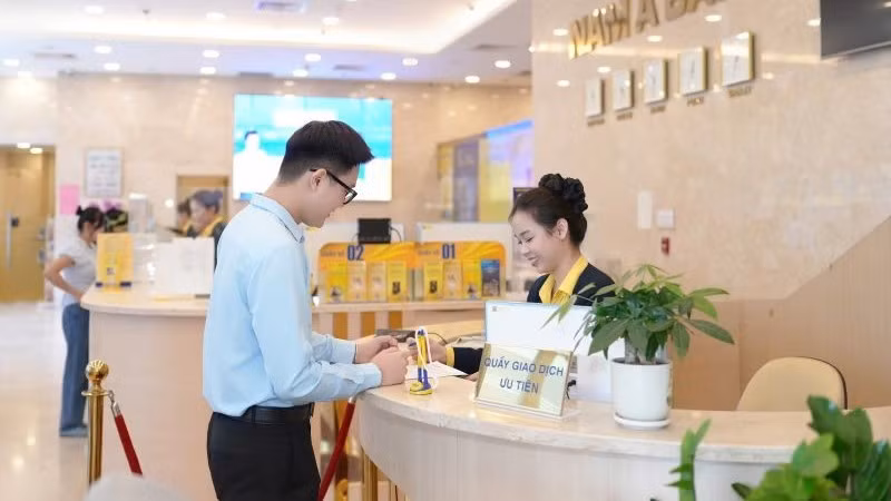 Khách hàng giao dịch tại Ngân hàng Thương mại cổ phần Nam Á (Nam A Bank).