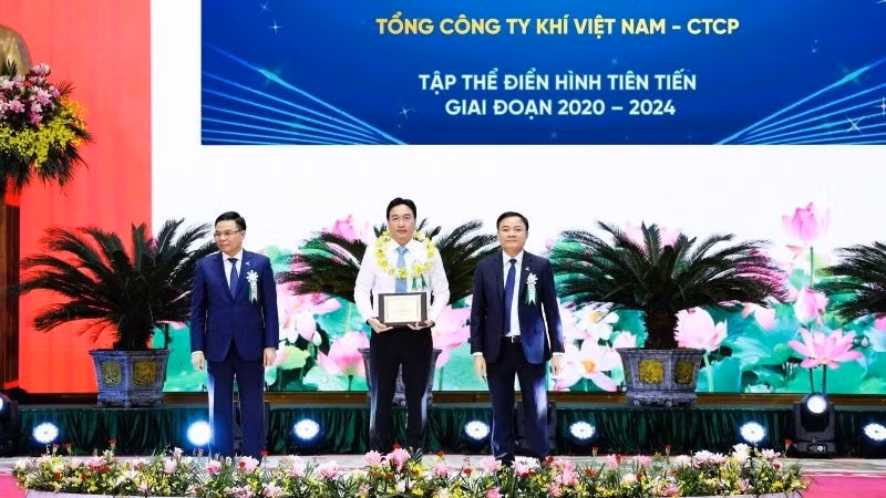 Đồng chí Nguyễn Thanh Bình – Bí thư Đảng ủy, Chủ tịch Hội đồng quản trị PV GAS vinh dự nhận Biểu trưng cho Tập thể điển hình tiên tiến giai đoạn 2020-2024