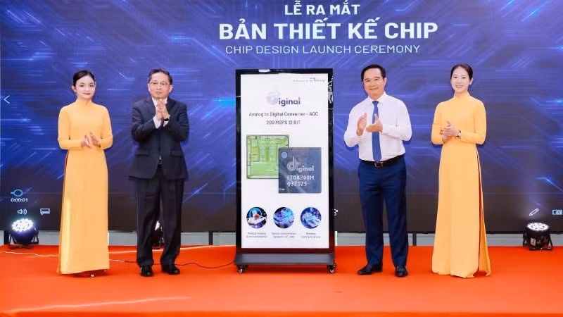 Đồng chí Nguyễn Văn Được, Ủy viên Trung ương Đảng, Phó Bí thư Thành ủy, Chủ tịch Ủy ban nhân dân Thành phố Hồ Chí Minh (bên phải) và ông Trần Kim Chung, Chủ tịch Tập Đoàn CT Group tại Lễ ra mắt bản thiết kế chip IoT của người Việt.